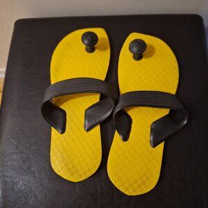 SWAMISZ SLIPPERS SIZE 10 WOMEN.